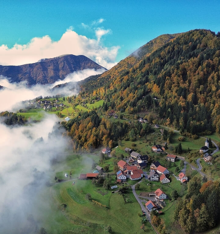 Četena Ravan in pogled na Blegoš