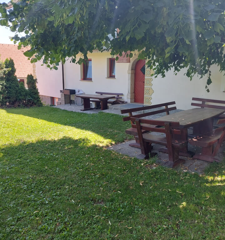 Za hišo kmetija Tavčar