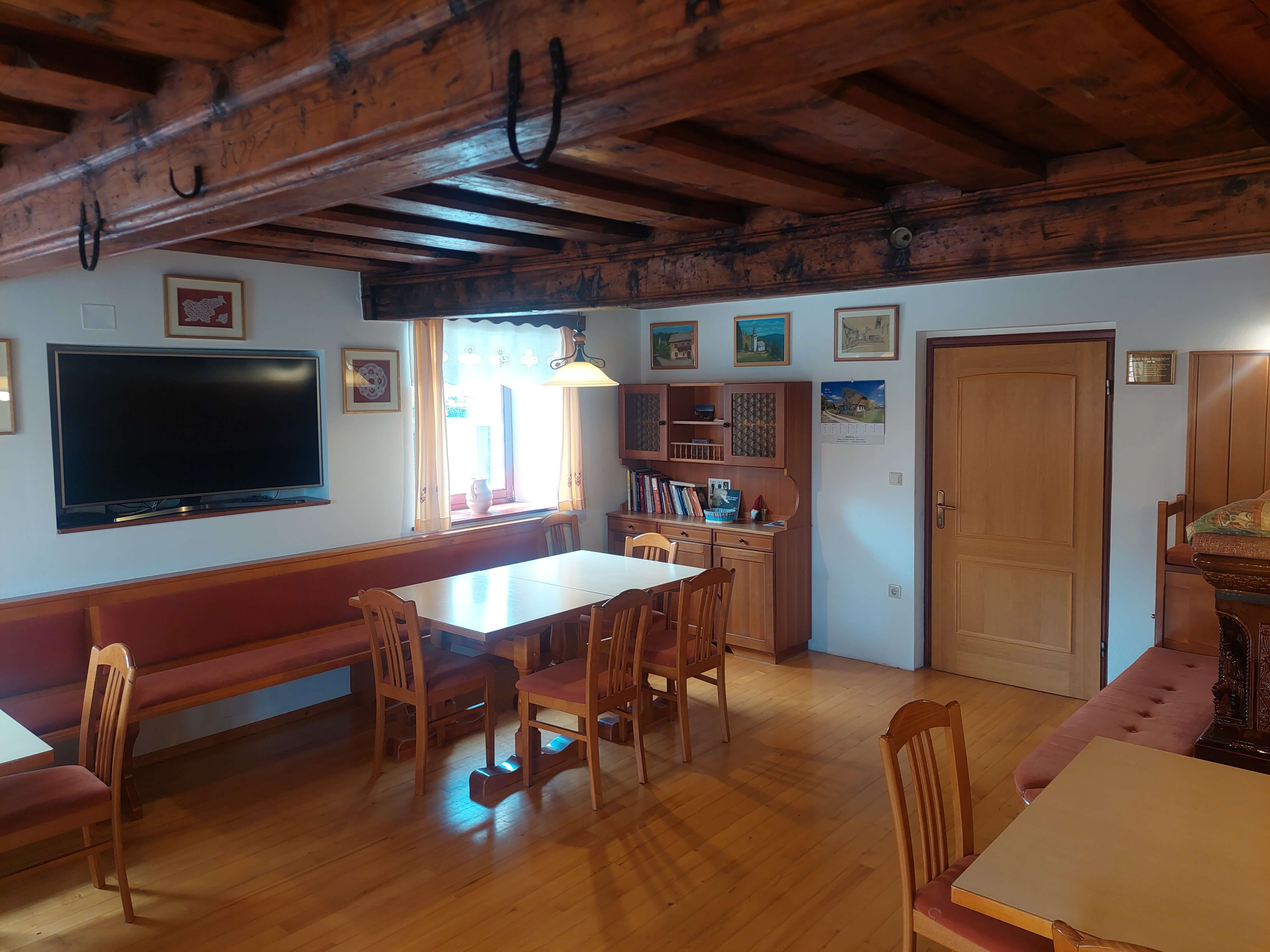 Dnevna soba in jedilnica.